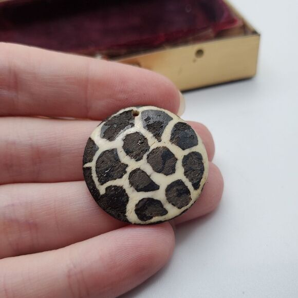 Tortuouse shell leopard necklace pendant Needs thin chain - Picture 1 of 2